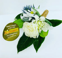wrist corsages, brendale wrist corsage, brendale formal flowers, formal flowers brisbane, wrist corsages strathpine, albany creek wrist corsages, eatons hill wrist corsage, albany creek formal flowers, floral wrist sprays, brendale button wholes and wrist corsages
