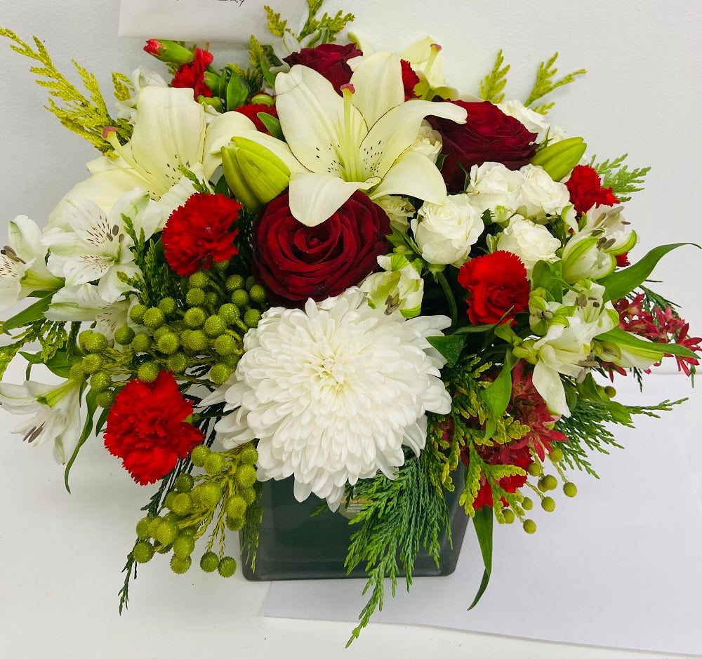 Christmas table centres brendale, christmas table centres brisbane, christmas flowers brendale, christmas florist, florist near me christmas  red and white flowers, white and red flowers, christmas coloured flwoers