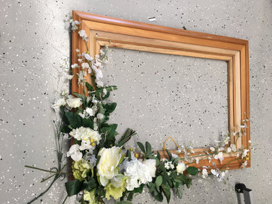 FRAMES WITH DRIED OR ARTIFICIAL FLOWERS
